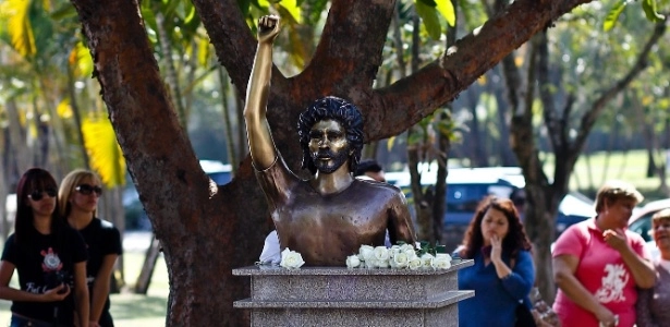 No dia 28 de julho de 2012, a diretoria do Corinthians inaugurou um busto em homenagem ao ídolo Sócrates, no Parque São Jorge. Foto: Leandro Moraes/UOL