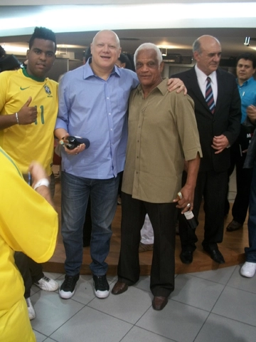 Ronaldo e Aguinaldo Moreira posam para a foto, enquanto Waldir Peres aparece atrás, de terno