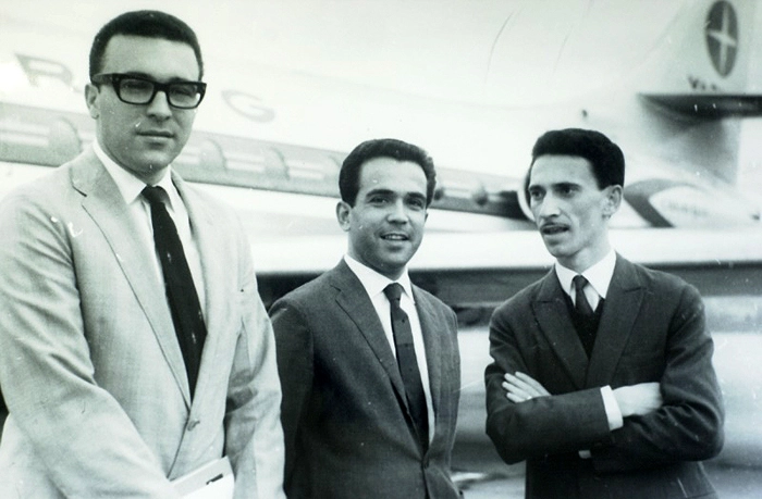 Os amigos Ruy Carlos Ostermann, Pedro Carneiro Pereira e Lauro Quadros preparam-se para embarcar em um avião da Varig nos anos 60. Foto: Jornal Zero Hora