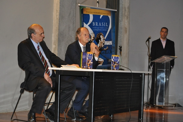 Falcão, ao lado de Waldir Peres, em coletiva com a imprensa para o lançamento do livro 