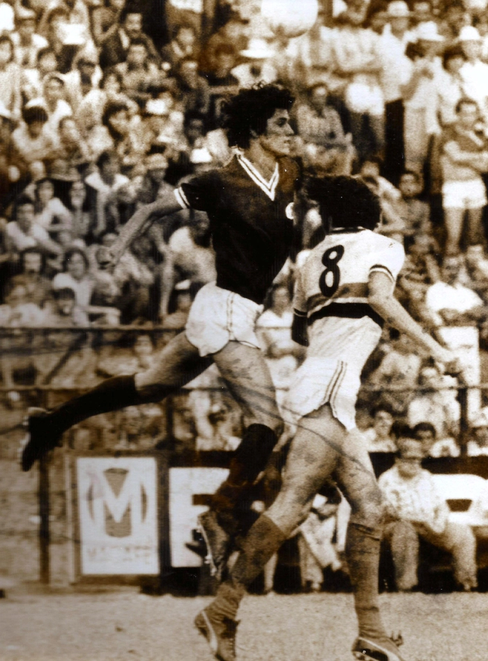 Sérgio Miranda salta para tirar a bola do Dr. Sócrates, que na época, ainda atuava pela equipe de Ribairão Preto. Foto enviada por Alexandre Varrone