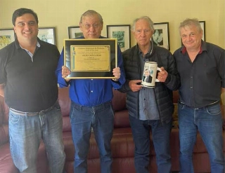 Autoridades do município paulista levaram a placa pessoalmente ao jornalista. Foto: Divulgação