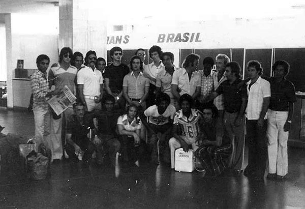 A equipe do Botafogo de Ribeirão Preto posando no aeroporto: Sócrates é o nono em pé, da esquerda para a direita; John Paul é terceiro agachado, da esquerda para a direita. Foto enviada por Flávio Adauto