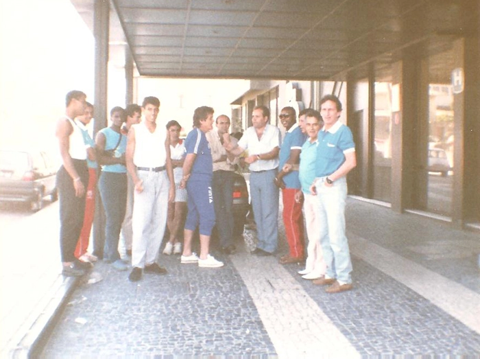 Viagem da Portuguesa para Portugal. No centro da foto, de camiseta e bermuda azul está Jair Picerni, encostado no carro é Waldir Peres. Ao lado esquerdo do treinador, de camiseta branca, está Bentinho. O último, da esquerda para a direita é o jornalista Rozinaldo Ribeiro. Foto: arquivo pessoal de Rozinaldo Ribeiro