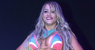 A loira se emocionou ao receber a faixa das mãos de Natália Rios, vencedora do ano passado