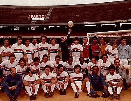 Em 1981, o cantor espanhol Julio Iglesias (que já foi goleiro do Real Madrid) visitou o São Paulo FC, no Morumbi. Da esquerda pra direita, na primeira fileira, estão: Flavinho (lateral-direito das divisões de base que não emplacou), Renato Pé Murcho, Paulo César Capeta, Teodoro, Oscar, Marinho Chagas, Julio Iglesias, Dário Pereyra, Poy, Tóinho, Waldir Peres, Nelsinho e Barbirotto. Na segunda fileira você confere: Luiz Fernando, Tatu, Almir, Edel, Heriberto, Serginho Chulapa, Jaiminho, Everton e Gassen. Sentados, na última fileira, estão: um integrante da comissão técnica, Mário Sérgio, Carlinhos Maracanã, Zé Sérgio, Vilela, o massagista Hélio Santos e Getúlio. 