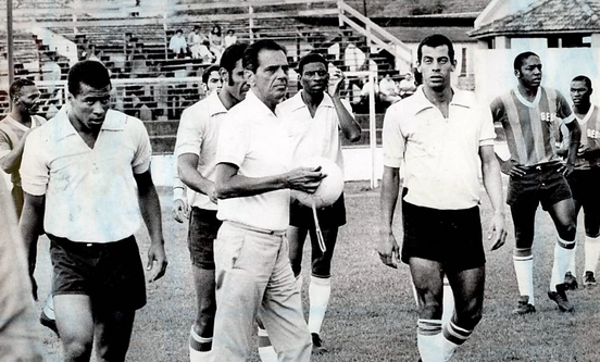 Treino da seleção brasileira no dia 1º de abril de 1969, sete dias antes do amistoso contra o Peru, realizado no Estádio Beira-Rio, que terminou com vitória do Brasil por 2 a 1 (gols de Jairzinho e Gérson; Gallardo anotou o tento da seleção visitante). Da esquerda para a direita, veja Everaldo (atrás), Jairzinho, Félix (atrás), Brito, João Saldanha, Djalma Dias, Carlos Alberto Torres, Joel Camargo e Edu. Foto: Folhapress