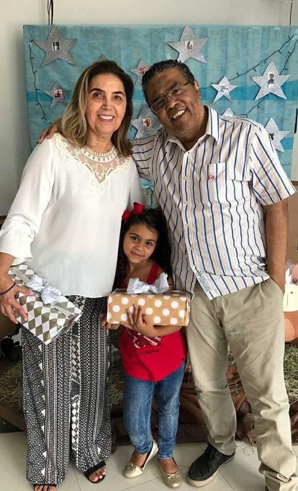 O casal Maria Carmelo Lopes e Eli Carlos com a netinha Alice, em 2017. Foto: arquivo pessoal de Eli Carlos