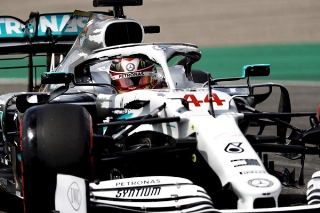 Britânico larga na frente pela 87ª vez na categoria. Foto: Mercedes-AMG F1
