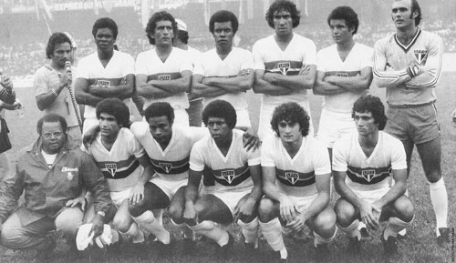 Depois de ser vice em 1971 e 1973, o Tricolor ganhou seu primeiro título nacional em 1977. A final contra o invicto Atlético Mineiro, no Mineirão. Faltavam gols na partida, mas sobrou emoção. Na decisão por pênaltis, outro show de Waldir Peres, que enervou os cobradores atleticanos - Cerezo, Joãozinho Paulista e Márcio chutaram para fora. E vitória são-paulina por 3 x 2. Em pé: Antenor, Tecão, Getúlio, Chicão, Bezerra e Waldir Peres. Agachados: Viana, Teodoro, Mirandinha, Darío Pereyra e Zé Sérgio. <i>Crédito foto: Rodolpho Machado/Revista Placar</i>