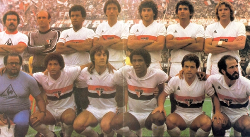 São Paulo de 1981. Em pé: um membro da comissão técnica, Waldir Peres, Getúlio, Almir, Darío Pereyra, Gassem e Marinho Chagas. Agachados: Hélio Santos (massagista), Paulo César Capeta, Renato, Serginho, Heriberto e Mário Sérgio