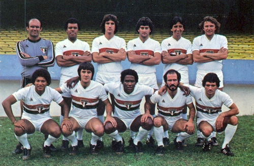 Esta foto ilustrou um calendário comemorativo do São Paulo aos seus 46 anos de vida, em 1981. Em pé estão Waldir Peres, Getúlio, Oscar, Dario Pereyra, Almir e Marinho Chagas; agachados vemos Paulo Cesar, Renato, Serginho, Mário Sérgio e Zé Sérgio