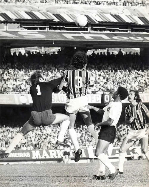 Clássico: São Paulo x Corinthians, no Morumbi. O goleiro Waldir Peres tenta afastar o perigo da defesa tricolor. O três é Paranhos. Adãozinho, o corintiano, e Arlindo Galvão, o são-paulino, de bigode, observam.