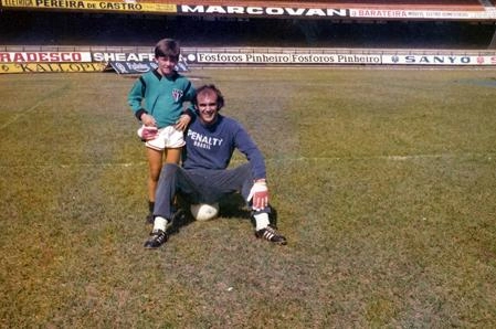 Encontro de gerações de goleiros no Morumbi. O então garoto Anselmo, que anos depois viria a ser goleiro do São Paulo, encontra o ídolo Waldir Peres