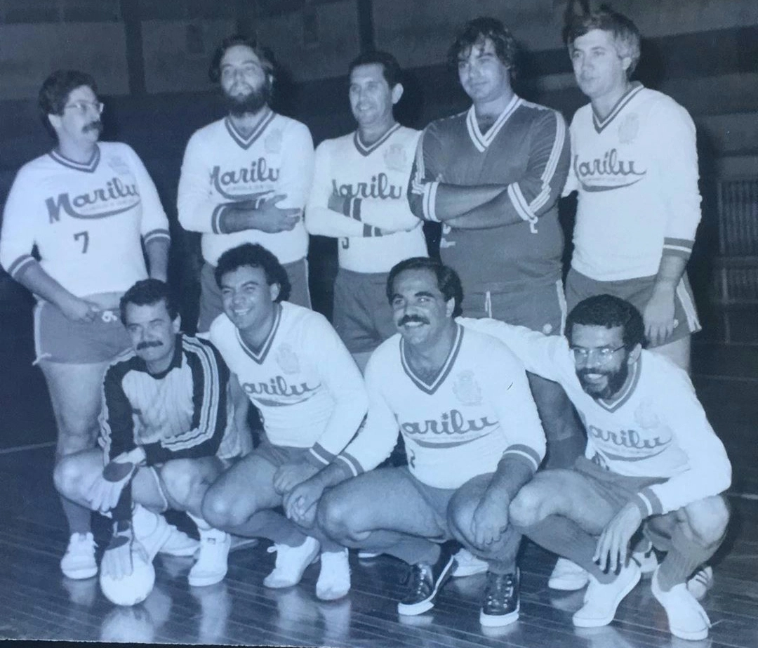 Jogo de futsal envolvendo membros da crônica esportiva em Santa Bárbara d´Oeste, nos anos 1980. Em pé, da esquerda para a direita, o terceiro é José Silvério e Jota Júnior é o quinto. Agachados, o primeiro é Mário Marinho, seguido por Osvaldo Maciel e Márcio Bernardes. Foto: Arquivo pessoal do narrador Jota Júnior 