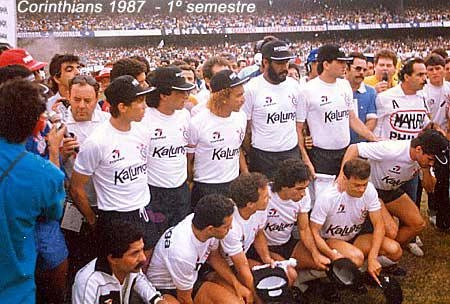 EM PÉ: Édson, Dida, Biro-Biro, Mauro e Jatobá. AGACHADOS: Eduardo, Jorginho, Edmar, Éverton e João Paulo. O goleiro Waldir Peres não aparece na foto. Ele estava ao lado de Edson, dando entrevista ao repórter Roberto Carmosa. Na ponta-direita, de bigode, está Márcio Bernardes, à época repórter de campo