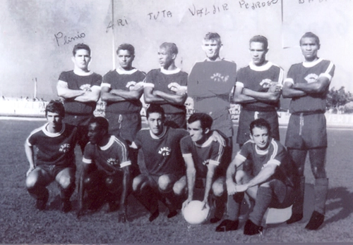 Outro time do Garça de 1969. Em pé: Plínio, Ari, Tuta, Waldir Peres, Pedro e Dadi. Agachados: Toninho, Rogério, Zé Carlos Coelho, Osmar Silvestre e Davi
