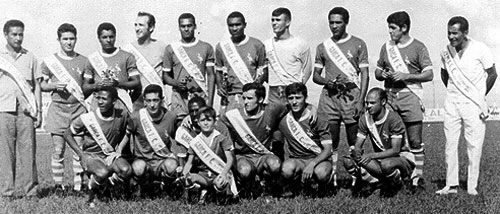 1969. Jogadores do Garça posam com a faixa de campeão da Terceira Divisão do Paulista. É o único título da equipe e o primeiro do então jovem (e com cabelos) Waldir Peres. Em pé, da esquerda para a direita: Valeriano (técnico), Plínio Dias, Ari Lima, Plínio Cabrini, Coquinho, Dadi, Waldir Peres, Pedroso, Goiano e Zé, o massagista. Agachados: Jorginho, Zé Carlos Coelho, Rogério, Osmar Silvestre, Nei e Helinho.