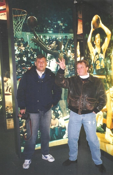 Em 1996, Milton Neves e Ivan Zimmerman no Museu do Basquete, em Springfield, nos Estados Unidos