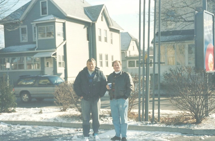 Nos anos 90, Milton Neves e Ivan Zimmerman em uma gelada manhã antes de se dirigirem ao Naismith Memorial Basketball Hall of Fame, o Memorial de Basquete, localizado em Springfield, Massachusetts