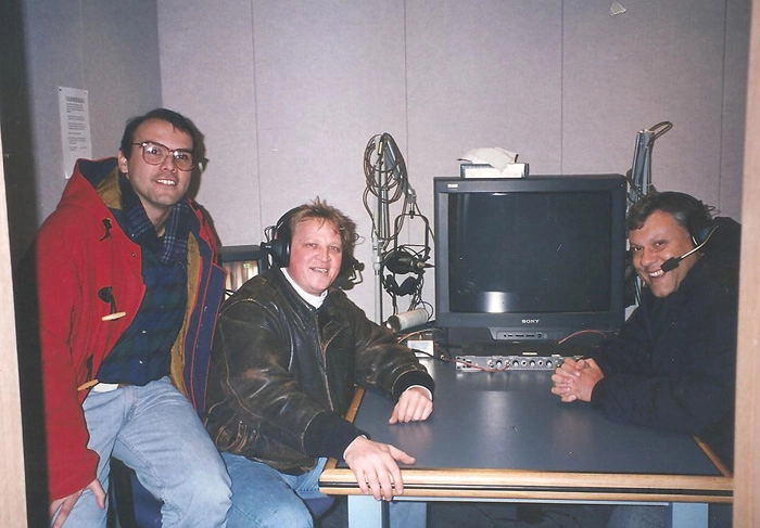 À mesa, Ivan Zimmerman e Milton Neves na ESPN, em Bristol, nos Estados Unidos. À esquerda, de jaqueta vermelha, o jornalista brasileiro Pereira, da ESPN, em 1996, torcedor do Santos e ex-jogador do Juventus