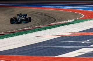 Dupla da Mercedes foi quase um segundo melhor que o holandês. Foto: Mercedes-AMG Petronas F1