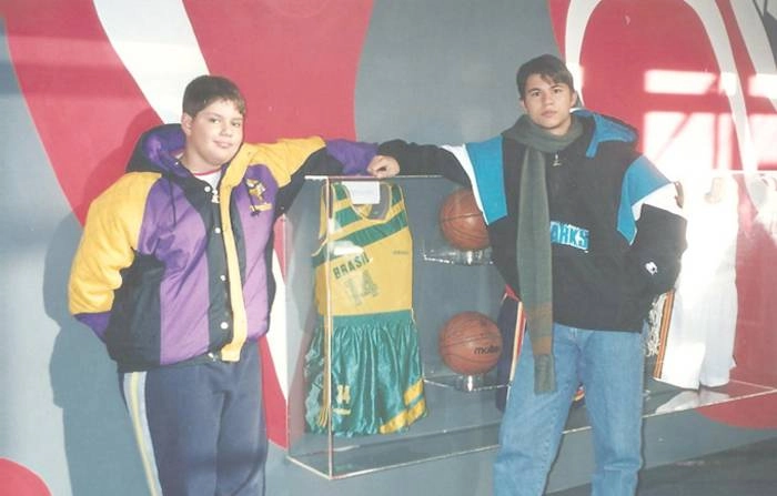 Ivan Zimmerman fotagrafou os filhos de Milton Neves, Netto, à esquerda, e Rafael, à direita, ao lado da camisa do maior jogador de basquete brasileiro de todos os tempos, Oscar