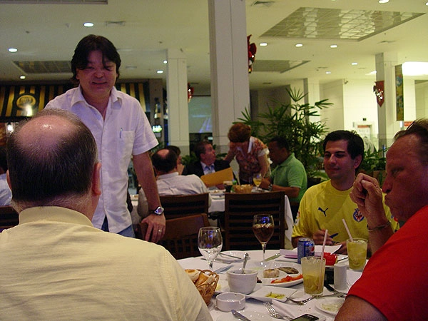 Kodama, em pé conversa com Cloaldo Pacce Filho (de costas, à esquerda). À direita, de vermelho, Ivan Zimmerman durante encontro dos teletrinzistas no North Grill do Shopping Frei Caneca, em 2008