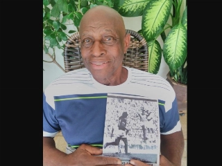 Jairzão guarda com carinho a foto em que ele aparece disputando a bola com Pelé