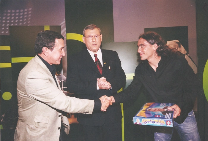 Milton Neves, ao centro, com dois convidados do Terceiro Tempo, da Record: Carlos Alberto Parreira e Sorín, que ganhou o 