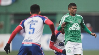 Márcio Araújo, da Chapecoense, tenta jogada durante partida contra o Bahia. Foto: Matheus Sebenello/AGIF/Via UOL