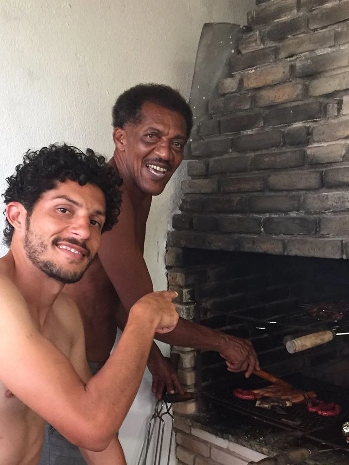 Marinho e seu filho Mario Júnior, num churrasco de família, em 2016