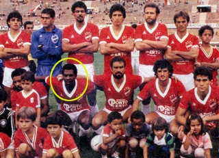 Bill, em destaque, na época em que defendeu o Vila Nova