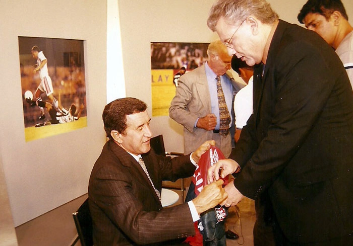 Parreira autografa a camisa do centenário do Flamengo papagaio de vintém para Milton Neves. Veja ao fundo o velho Lobo, Zagallo. 