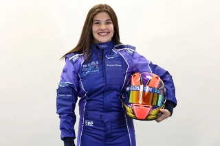 Depois de se classificar nas provas de kart, a brasileira vai guiar carro de F-4. Foto: FIA/Divulgação