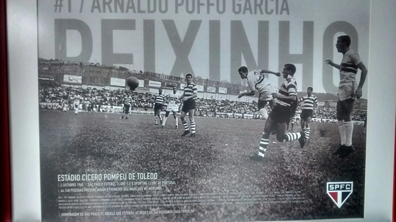 Pôster que Peixinho tem guardado sobre o se gol, primeiro do estádio do Morumbi. Foto: Arquivo pessoal