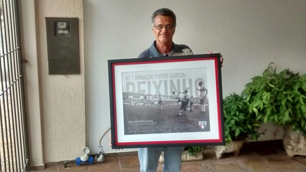 Peixinho mostra o pôster que tem do gol de estreia do Morumbi. Este gol é histórico, pois foi contra o Sporting-POR e o primeiro do estádio. Foto: Arquivo pessoal