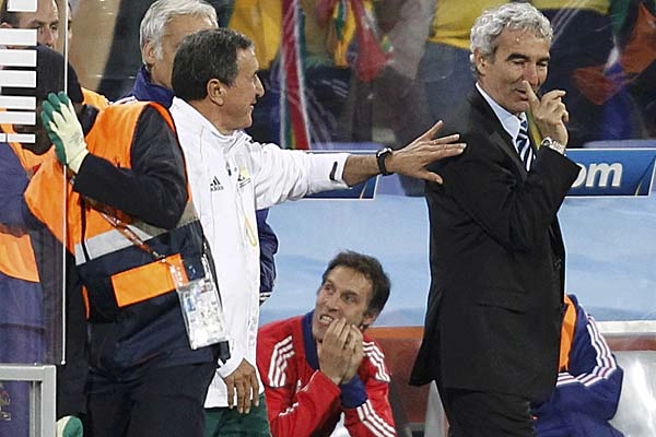 Após derrota da França para a África do Sul, Raymond Domenech, treinador derrotado no duelo, se negou a cumprimentar Carlos Alberto Parreira. Foto: iG/Reuters