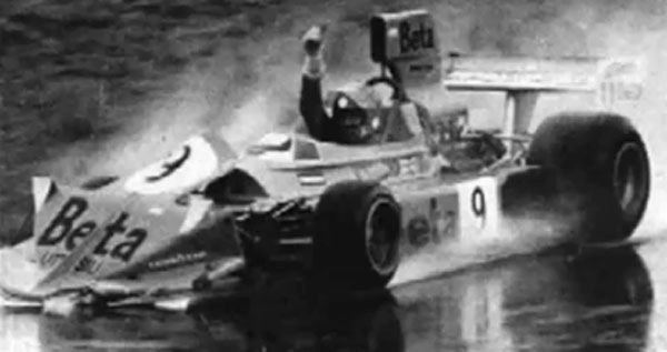 A frente de seu carro, parcialmente destruída, após vencer sua única corrida na F1, o GP da Áustria, em Zeltweg, disputado em 17 de agosto de 1975