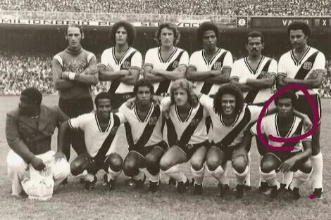 Vasco 1974: Em pé: Andrada, Miguel, Moisés, Alcir, Fidélis e Alfinete. Agachados: Pai Santana, Jorginho Carvoelro, Luis Carlos, Zanata, Roberto Dinamite e Galdino.