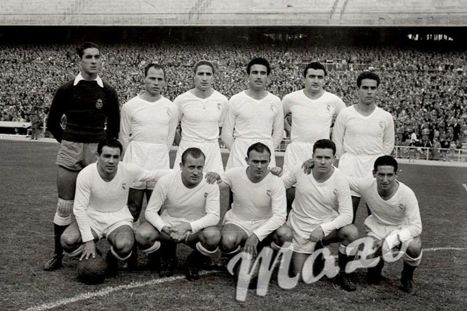 Di St&eacute;fano &eacute; o terceiro agachado. O craque estava come&ccedil;ando no Real Madrid