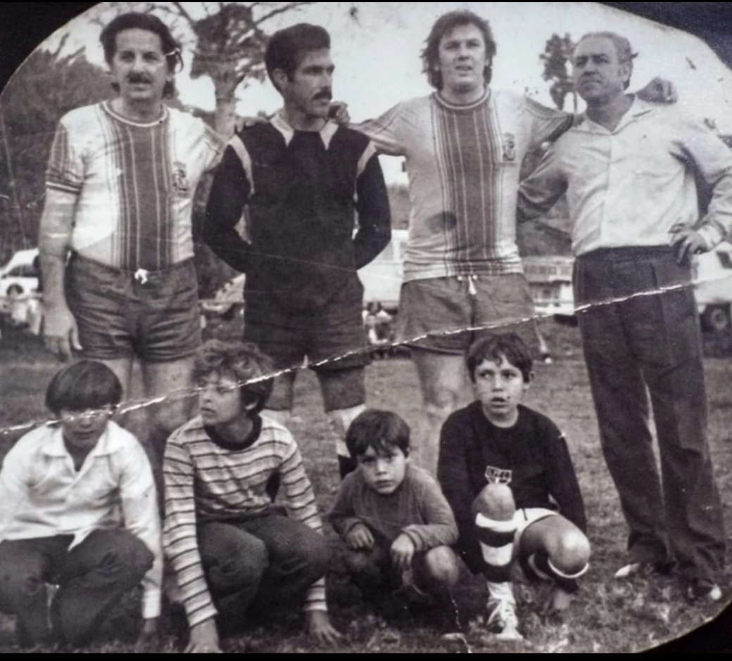 Em pé, da esquerda para a direita, Fiori Gigliotti, Zé Ângelo Minozzi, João Zanforlin e Américo Minozzi (pai de Zé Ângelo). Foto: arquivo pessoal de Ademir Minozzi, irmão do Zé Ângelo