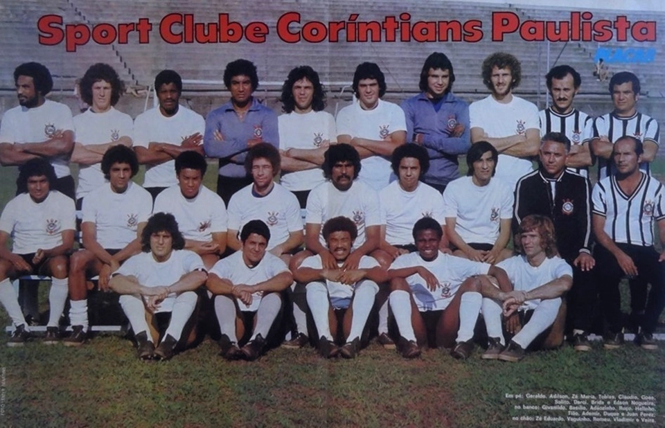 Elenco corintiano posando para foto no Parque S&atilde;o Jorge em 1976. Na fileira de tr&aacute;s, da esquerda para a direita: Gerald&atilde;o, Adilson Miranda, Z&eacute; Maria, Tobias, Cl&aacute;udio Marques, G&oacute;is, Solito, Darcy, Brida e Edson Nogueira. Sentados no banco: Givanildo, Basilio, Ad&atilde;ozinho, Russo, Helinho, Ti&atilde;o, Ademir Gon&ccedil;alves, Duque e Ju&aacute;n Perez. &Agrave; frente, sentados no ch&atilde;o: Z&eacute; Eduardo, Vaguinho, Romeu, Wladimir e Veira. Foto: Revista Placar