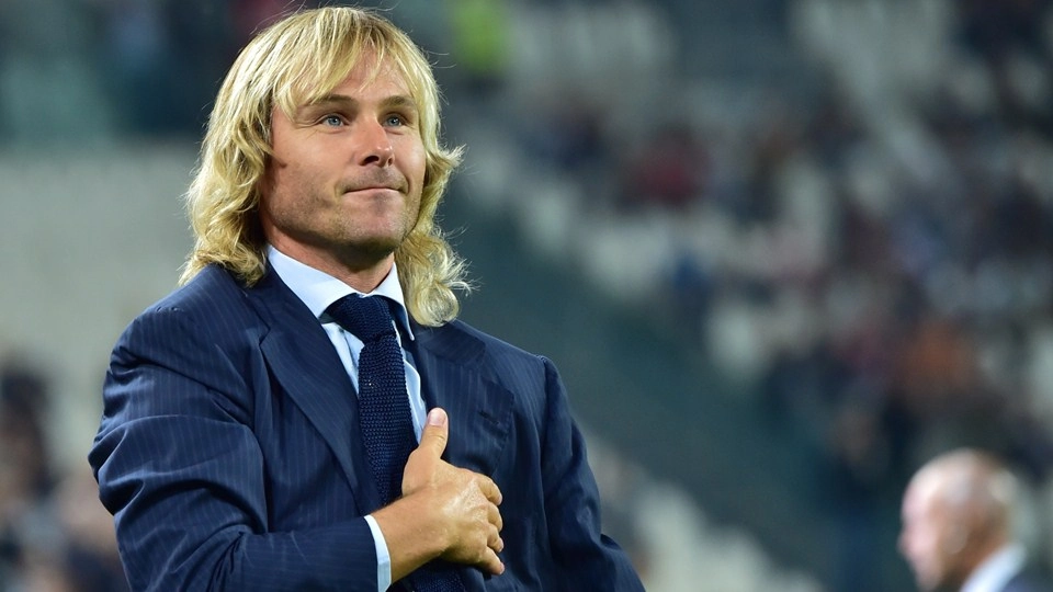 Em 2014, já como dirigente, Nedved marca presença nas partidas da Juventus. Foto: Reprodução/FIFA.com