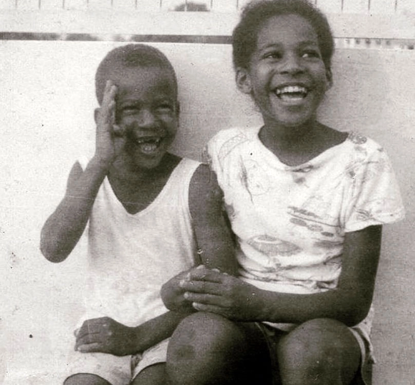 Os filhos Júnior e Adyel, em 1965, na cidade de Lagos, na Nigéria. Foto: arquivo pessoal de Adyel Silva, filha de Adhemar