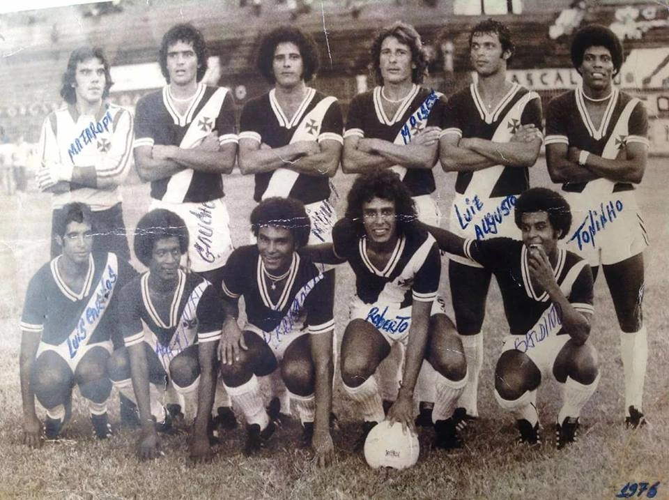 Vasco 1977: Em pé: Mazaropi, Gaúcho, Miguel, Moisés, Luiz Augusto e Toninho. Agachados: Luis Carlos, Helinho, Paulo Roberto, Roberto Dinamite e Galdino.