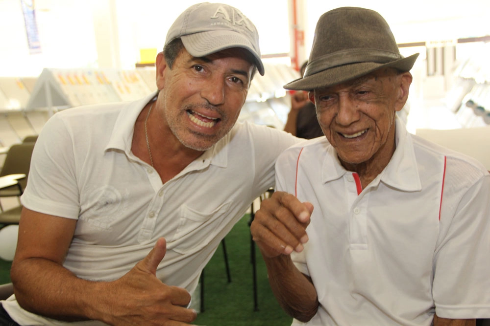 Careca com seu pai, o Sr. Oliveira, que foi ponta-esquerda da Ponte Preta nos anos 60. Foto enviada por Carlos Batista