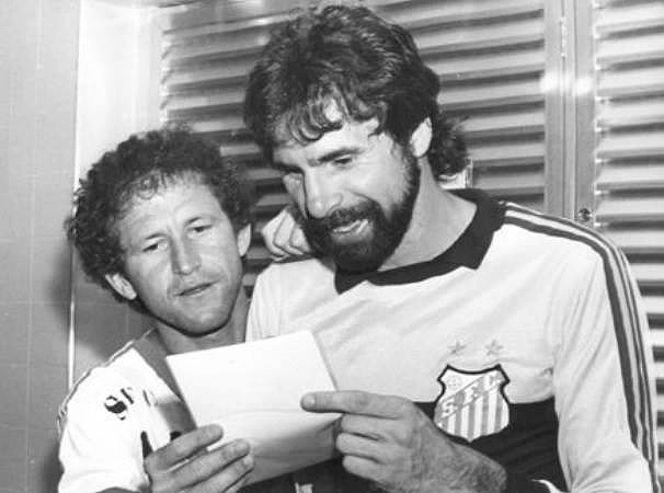 Humberto e Rodolfo Rodríguez leem carta de fã, na Vila Belmiro nos anos 80. Foto: ASSOPHIS (Associação dos Pesquisadores e Historiadores do Santos F.C)