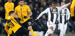 Douglas Costa em ação pela Juventus durante jogo contra o Young Boys. Foto: Arnd Wiegmann/Reuters/Via UOL