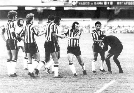 Campeonato Brasileiro de 1971. Brito (de costas), &eacute; seguro pelo seu companheiro Roberto Miranda, ap&oacute;s agredir o &aacute;rbitro Jos&eacute; Aldo Pereira. O jovem Galdino aparece para ajudar o &aacute;rbitro. Tamb&eacute;m est&atilde;o perto Jairzinho, Osmar Guarnelli e o lateral Paulo Cesar. Ao fundo, Afonsinho, do Vasco, observa.